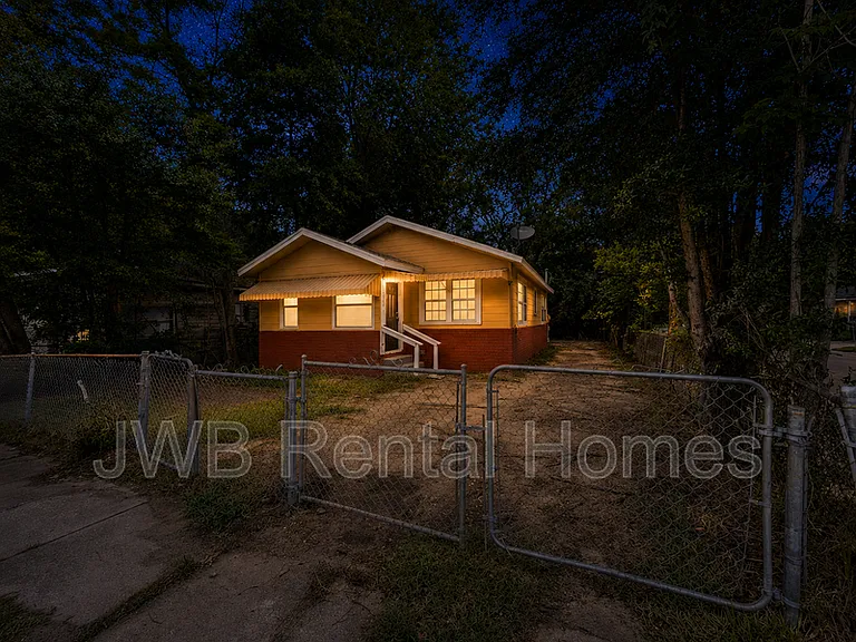 2053 Baldwin St — Photo 12