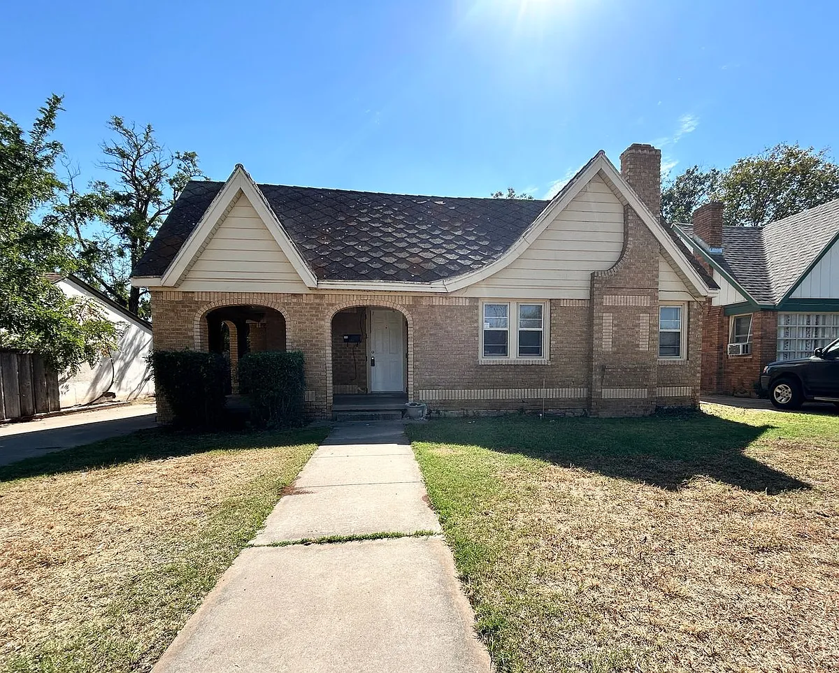 Photo 1 of 33 - 2421 22nd St - Lubbock, TX Primary Photo - 2421 22nd St