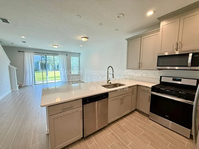 215 Pine Bluff Dr — Photo 6