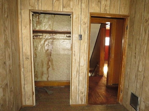 4th image of 320 S Broadway St