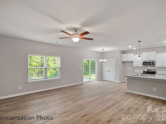 4th image of 203 Roxanna Ct