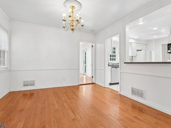 5th image of 32 Locust Ave