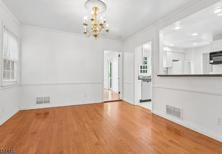 32 Locust Ave — Photo 5