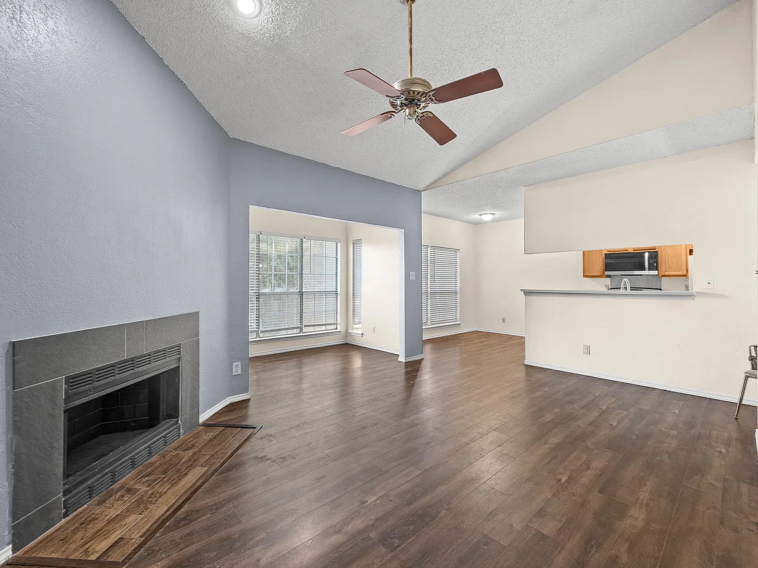 4115 Esters Rd — Photo 2