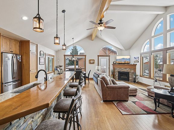 Raised counter with 4 barstools