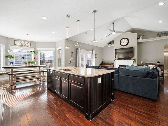 4th image of 858 Saint Peppin Dr