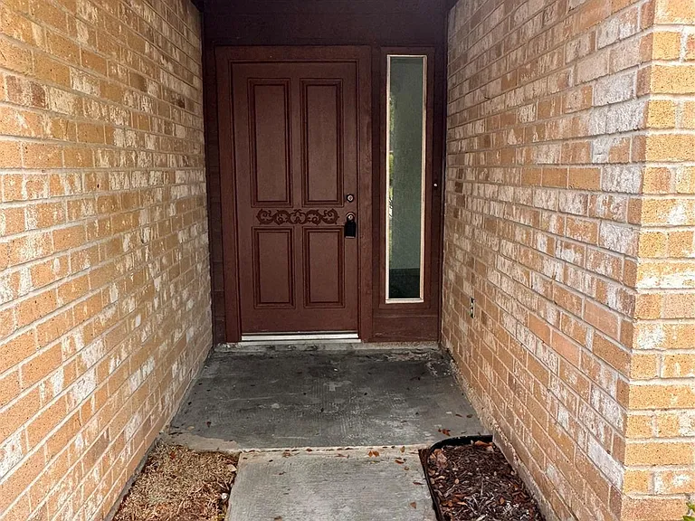 604 Briarclift Ln — Photo 3