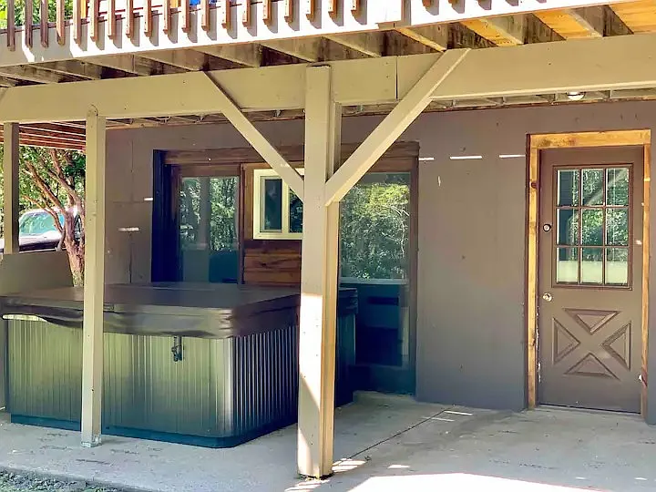 Outdoor Hot Tub / Jacuzzi Access from Basement