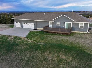 307 Nottingham Ln, Yankton, SD 57078