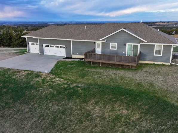 307 Nottingham Ln, Yankton, SD 57078