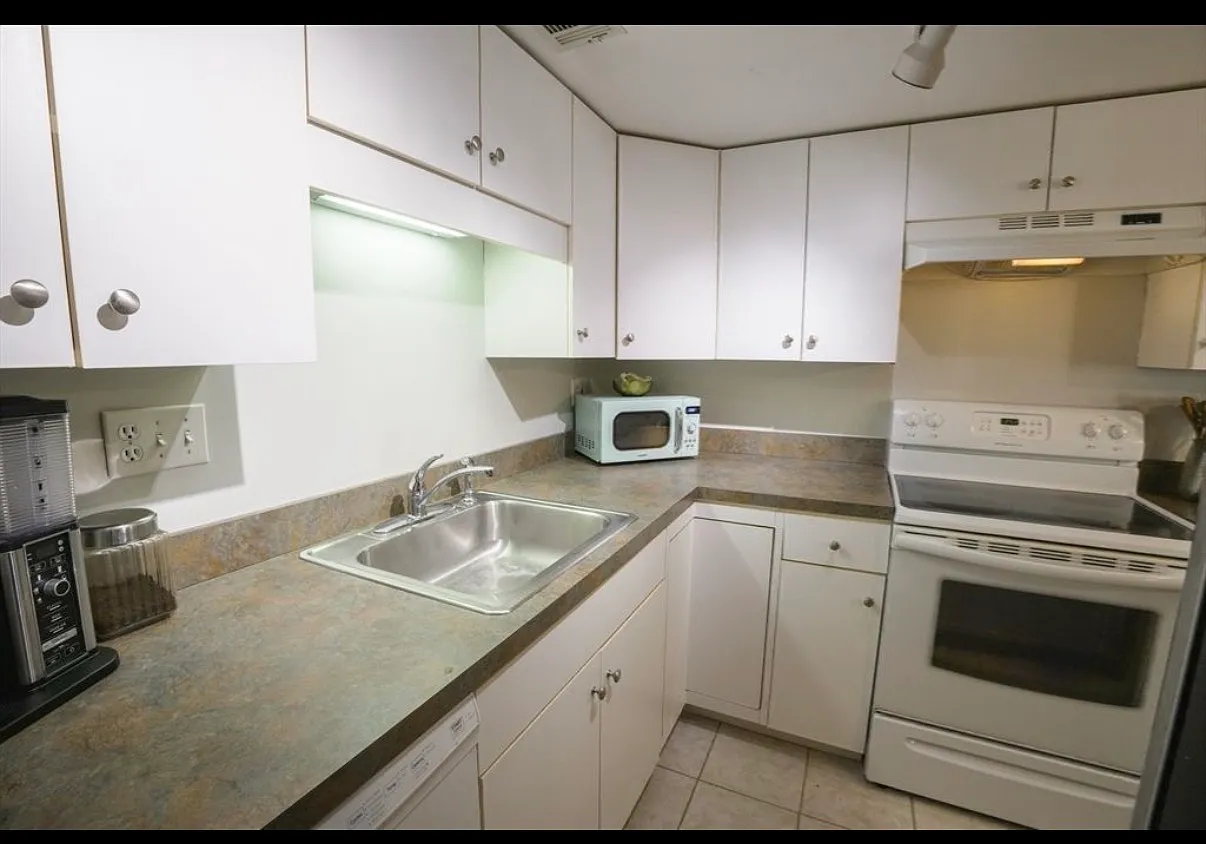 2 bed, 894 sqft, $2,700 — Photo 2