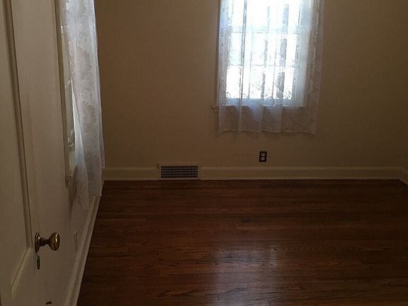 2nd Bedroom, lots of light