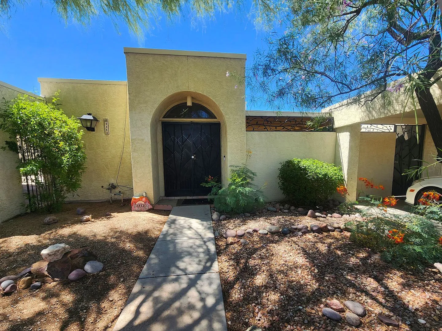 Turn-Key Midtown Oasis: Fully Furnished 3Bed/2Bath Townhome w/Private Yard - Available Now! — Photo 3