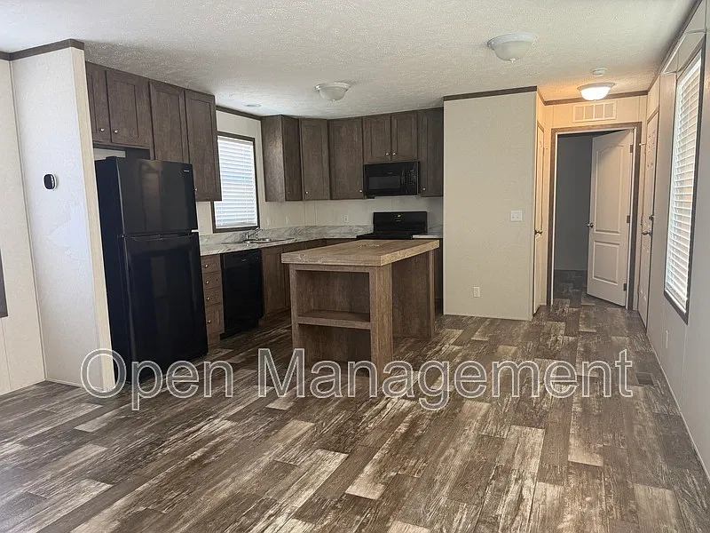 3 bed, 2.0 bath, 1056 sqft, $1,224 — Photo 3