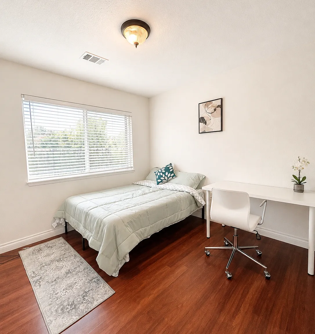 6 bed, 1717 sqft, $1,100 — Photo 1