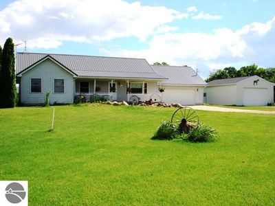 9842 E Pleasant Valley Rd, Shepherd, MI, 48883