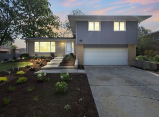15205 Linden Dr, Oak Forest, IL 60452
