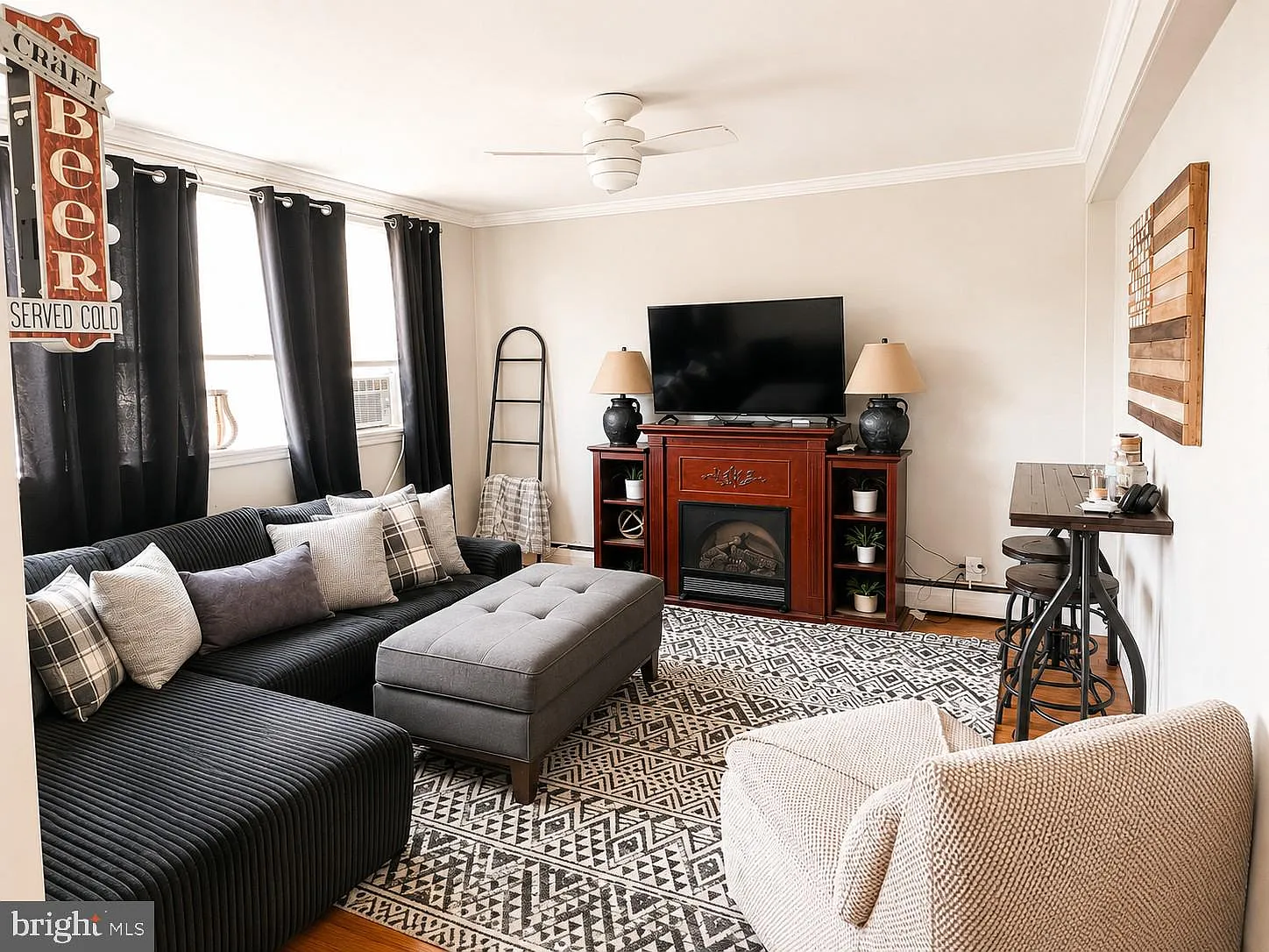 3 bed, 1.0 bath, 1160 sqft, $1,800 — Photo 3