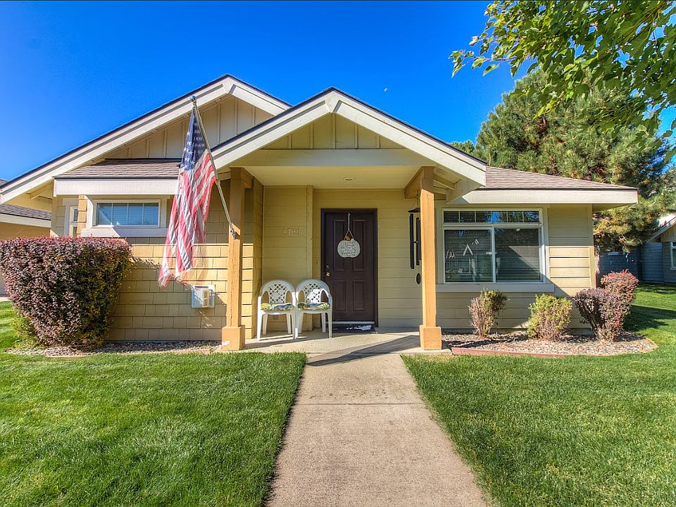 Single story rambler. 3 bedrm 2 bath. Short term lease available. 4 months up to 12 months.