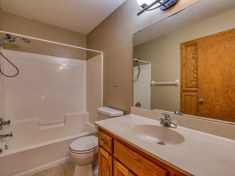 7123 Yorktown Ln N — Photo 15