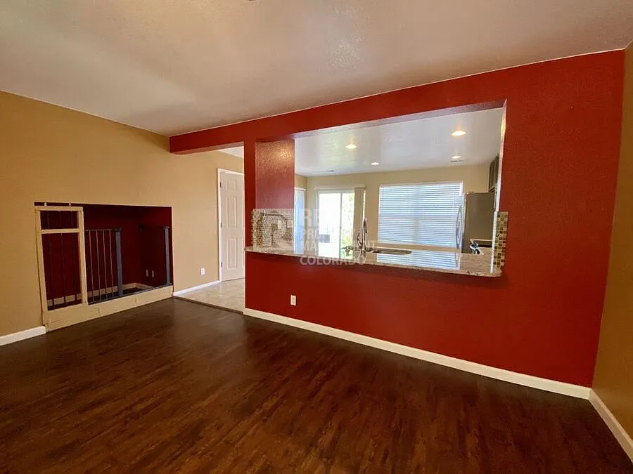 Stunning 3 bedroom, 1.5 bathroom townhome — Photo 4