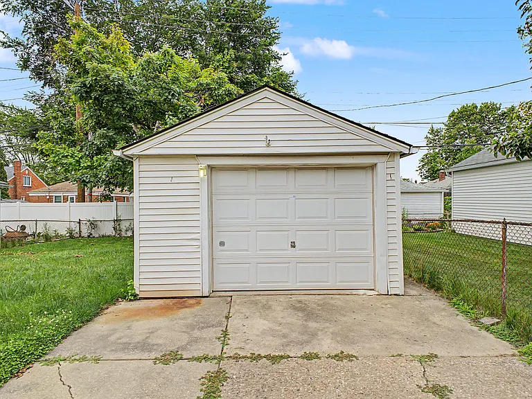 15587 Russell Ave — Photo 31