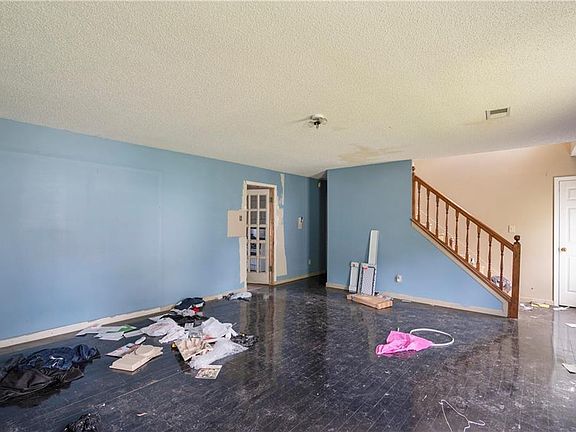3rd image of 872 Susannah Ct