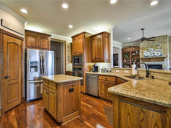 4th image of 2514 Waters Edge Dr