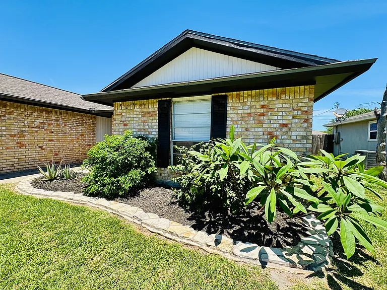 214 Portsmouth Dr — Photo 2