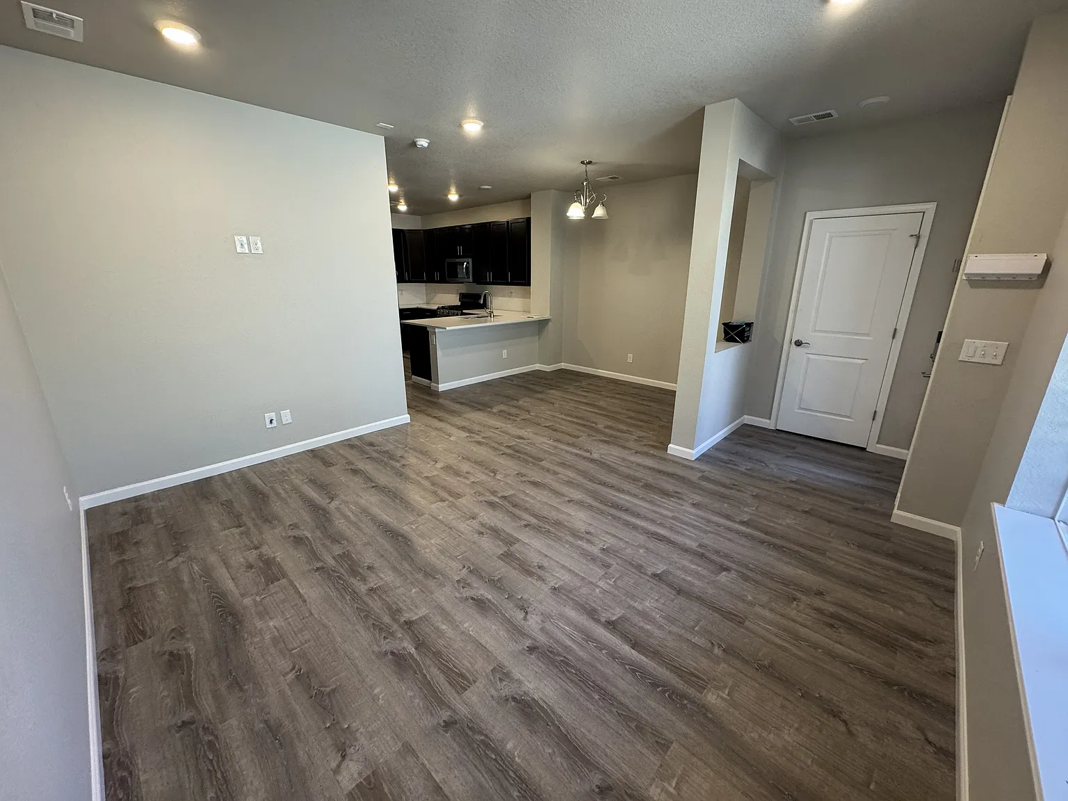 4 bed, 1890 sqft, $2,900 — Photo 3