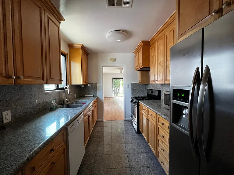16638 Haynes St — Photo 21