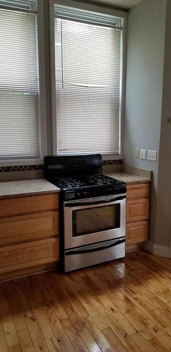 Building Photo - 1749 Bainbridge St #1F