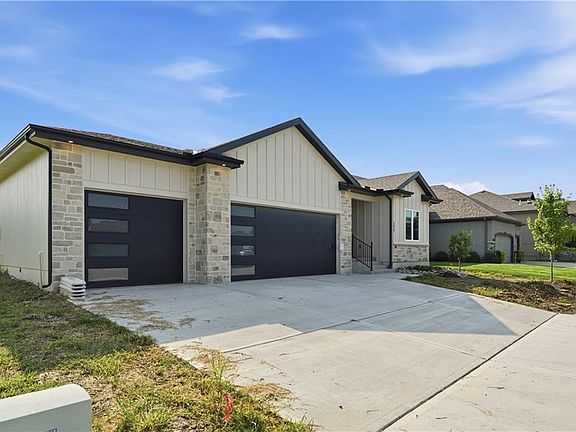 3rd image of 4073 NE Chapel Manor Dr