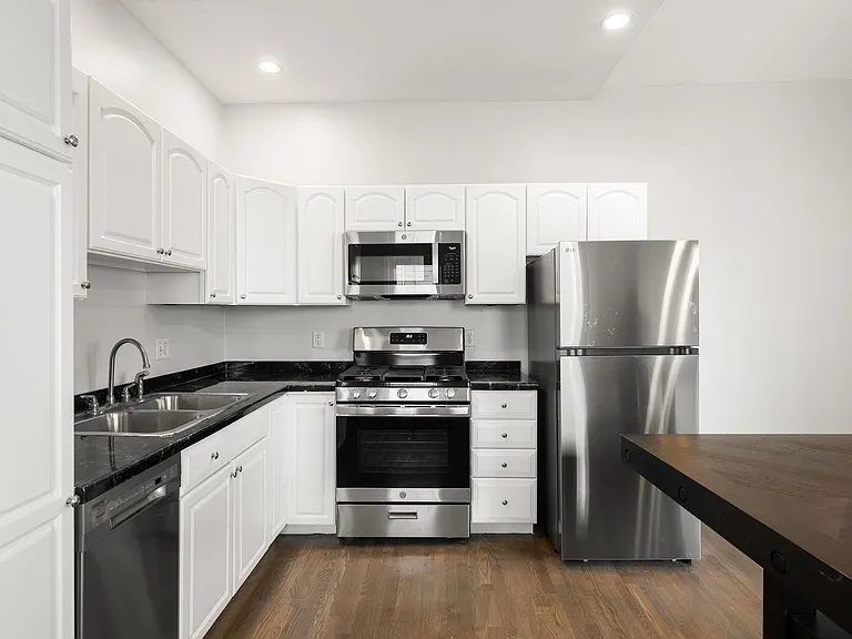 218 W 7th St #2 — Photo 4