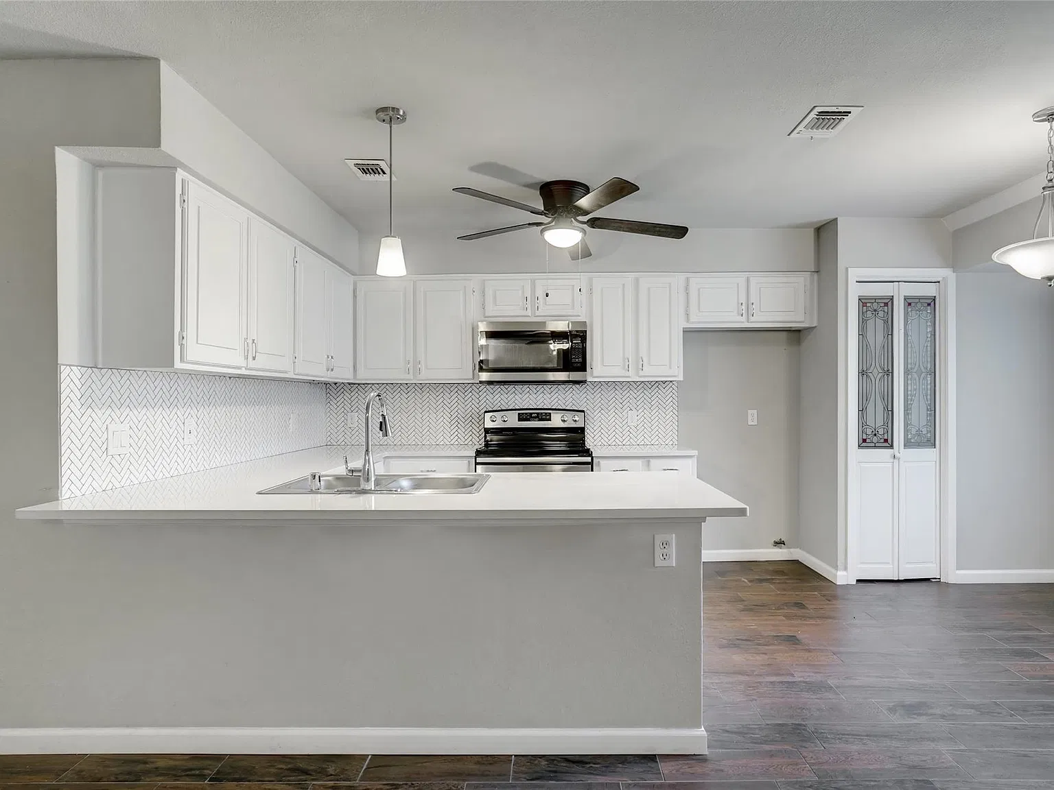 3 bed, 1452 sqft, $1,900 — Photo 2