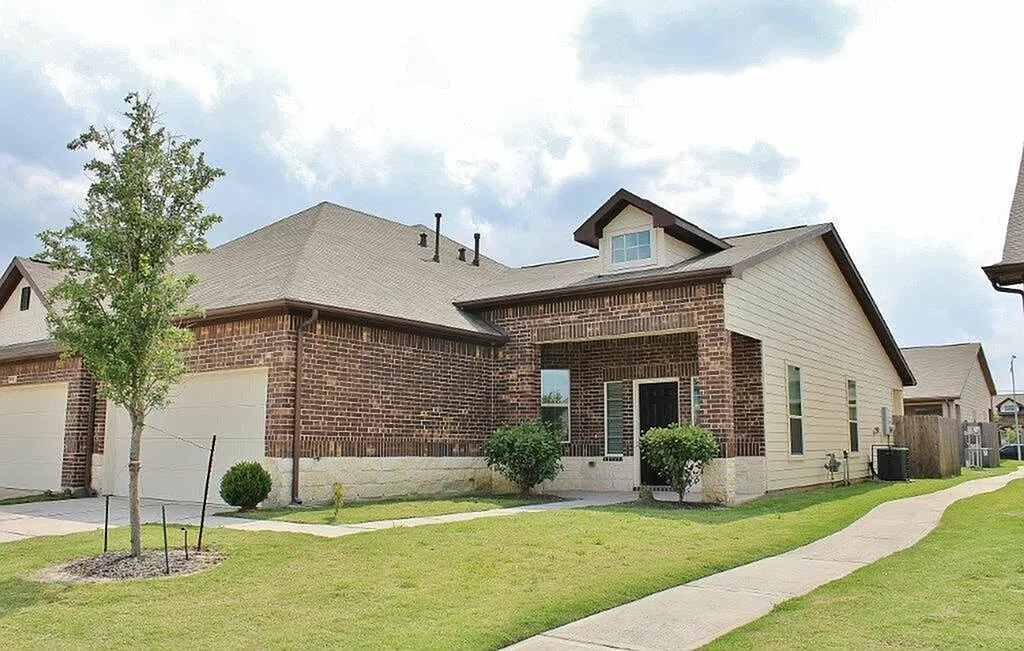 Bavaria Townhomes — Photo 1