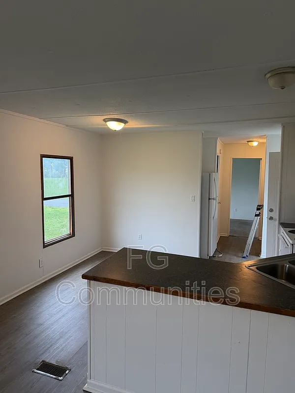 2 bed, 1.0 bath, $975 — Photo 2