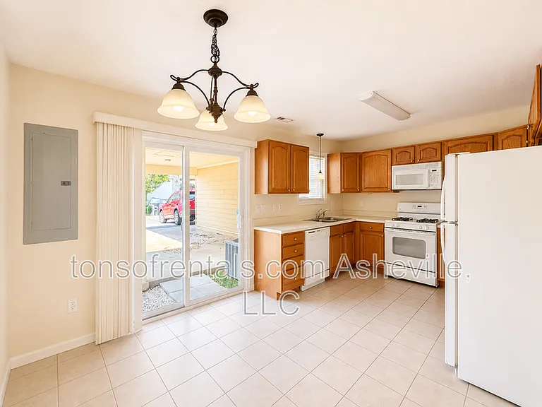 28 Rotunda Cir — Photo 6