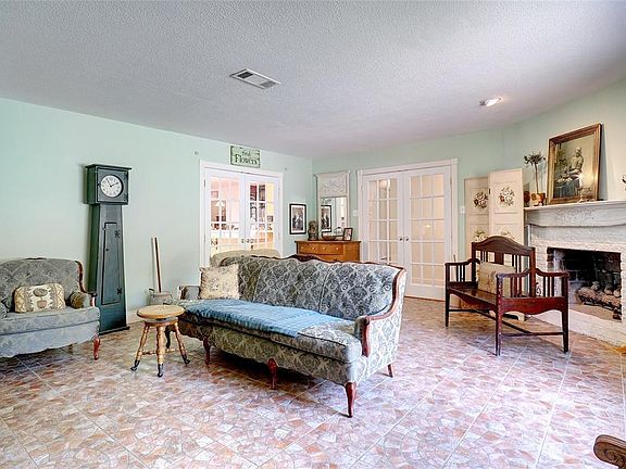 4th image of 801 Westcliff Dr