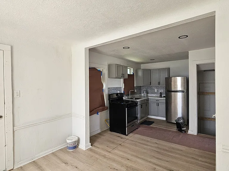 4001 E Outer Dr — Photo 6