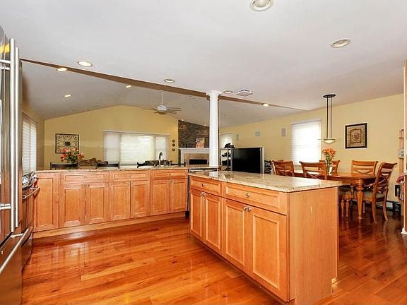 4th image of 26 Kathleen Dr E