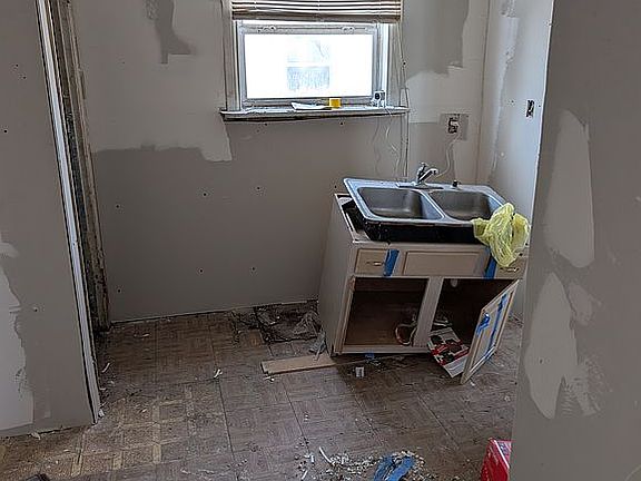 5th image of 3104 Harold St