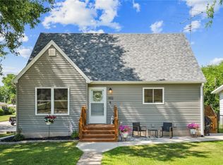 1102 E 2nd St, Anamosa, IA 52205