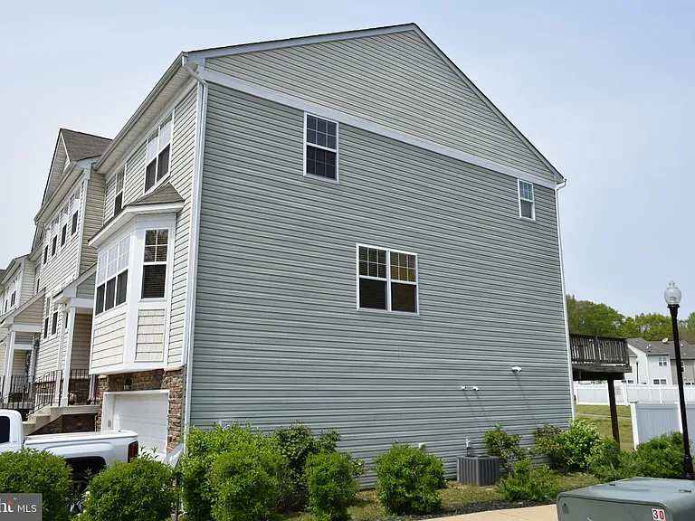 390 English Oak Ln — Photo 32