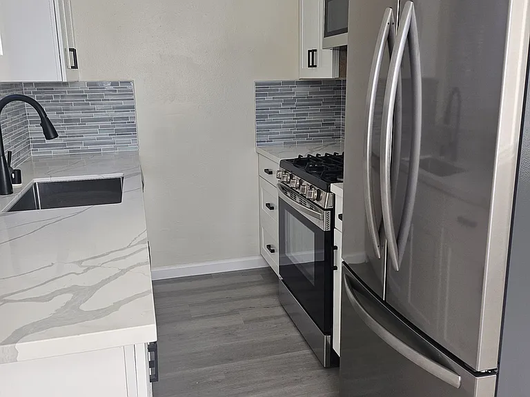 560 Geneva Ave — Photo 2