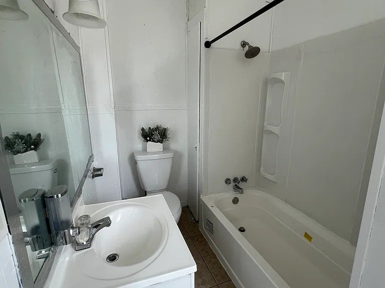 323 S 6th St — Photo 4