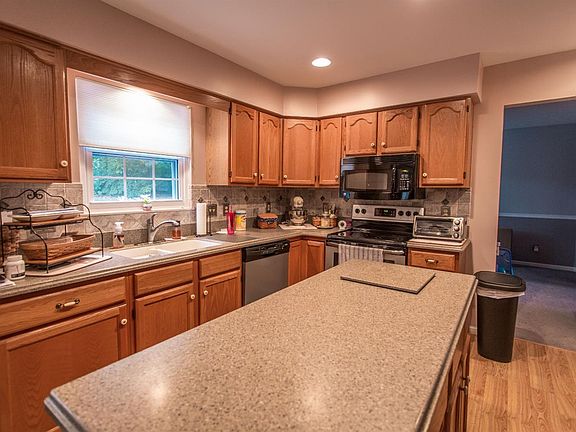 3rd image of 525 Hamblin Dr