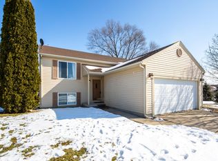 121 Country Lake Dr, Potterville, MI 48876