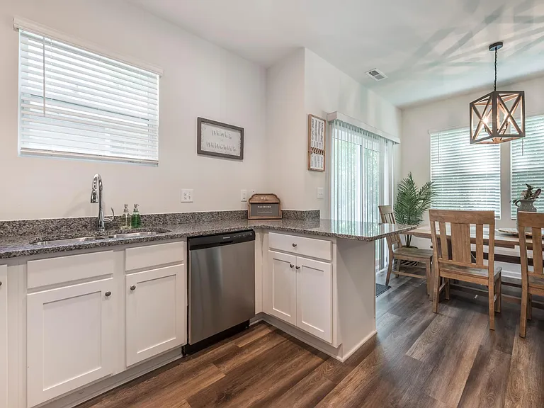 1140 Eastway Dr — Photo 4