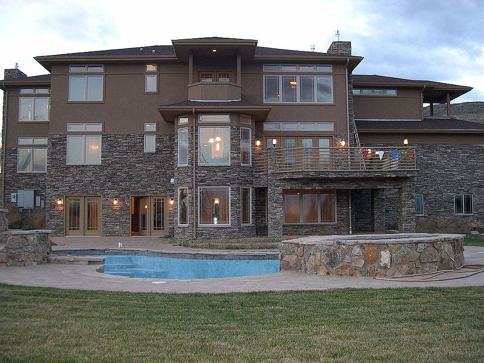 Back/outside pool